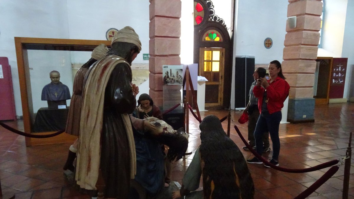 El turismo religioso avivó las aceras y calles de la capital azuaya