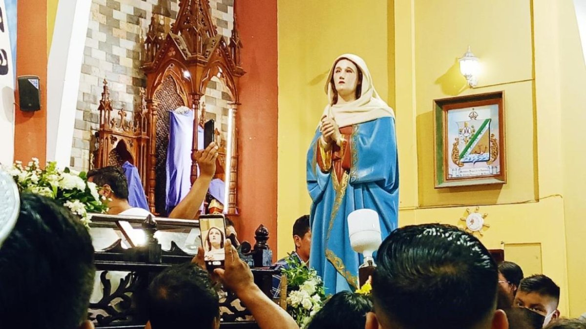 Decenas de ciudadanos captaron en momento en que vieron que la imagen derramaba lágrimas.