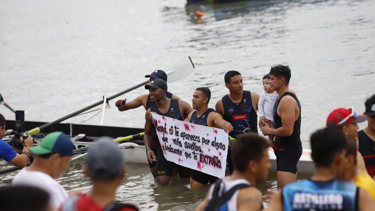 El remero Alexander Arreaga elaboró un cartel con un mensaje para su mamita.