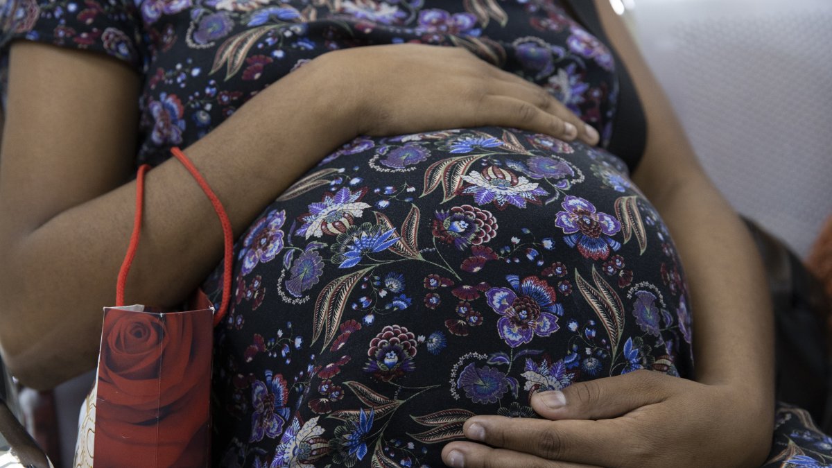 Maternidad. Una joven embarazada, mientras espera ser atendida.