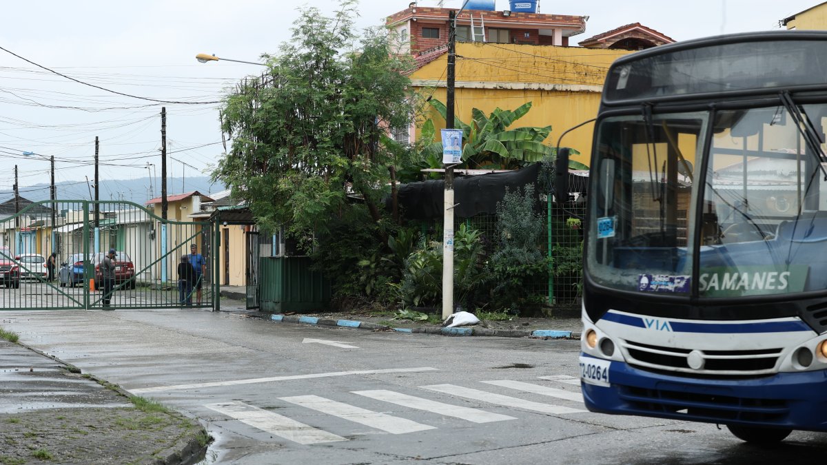En Samanes, varias vías vehiculares están cerradas al libre tránsito por el tema de seguridad.