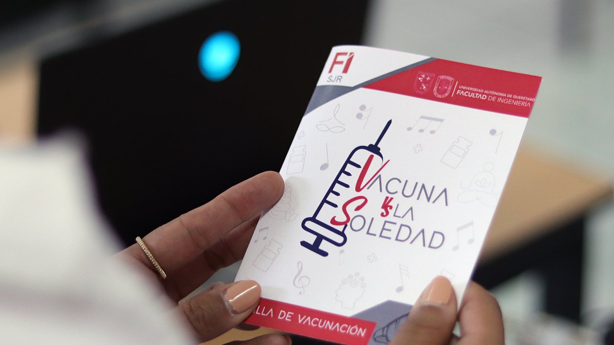 Caso. Una persona muestra una cartilla de vacunación, el 7 de abril de 2023, en Querétaro (México). 