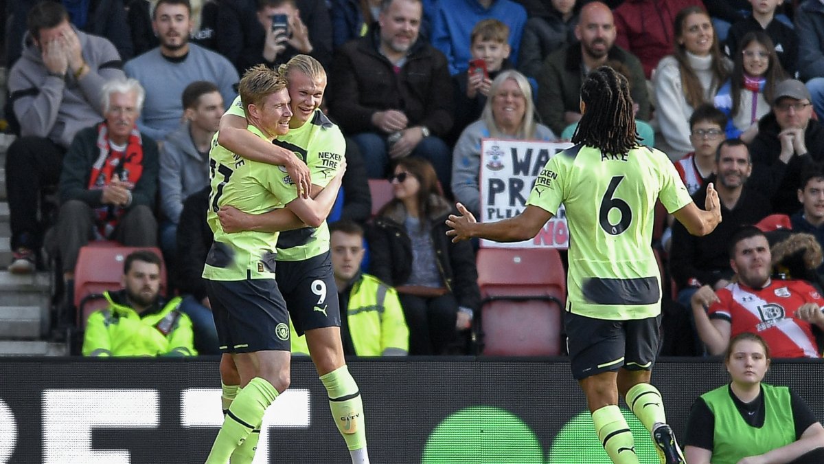 Haaland (c) festeja el primero de sus goles con De Bryune.