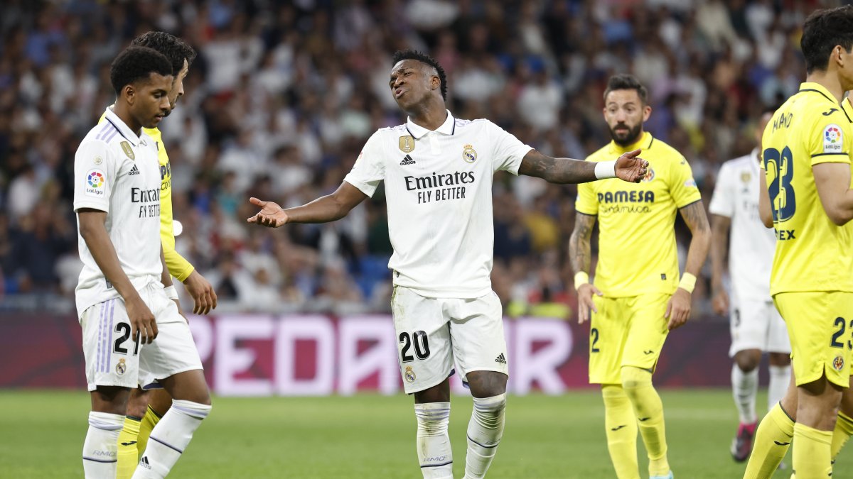 El delantero del Real Madrid Vinícius Jr. (c) se lamenta durante el partido de la jornada 28 de Liga en Primera División entre Real Madrid y Villarreal.