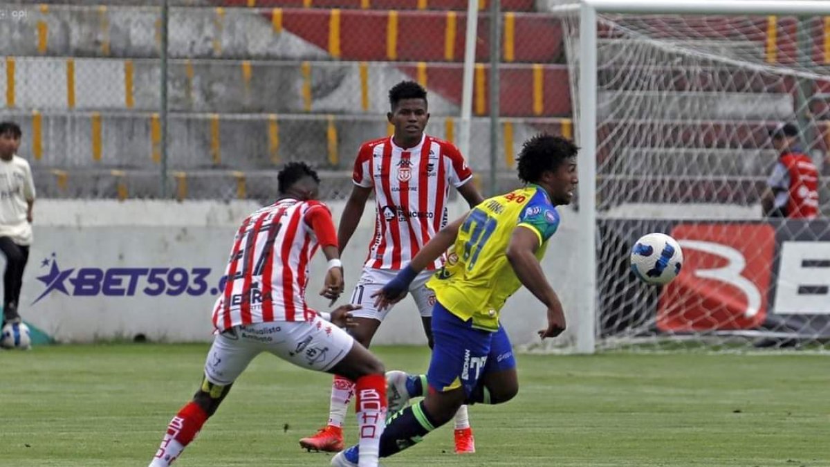 El ecuatoriano Tomson Minda, volante del Gualceo, elude marca rival.