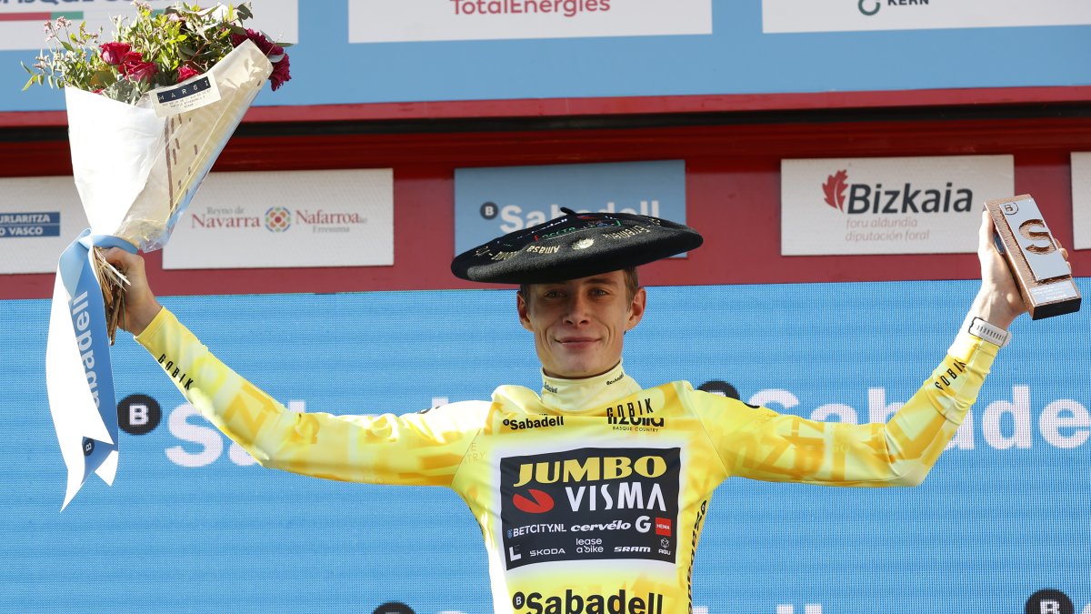 Jonas Vingegaard y su festejo en el podio tras ganar la Itzulia Basque Country.