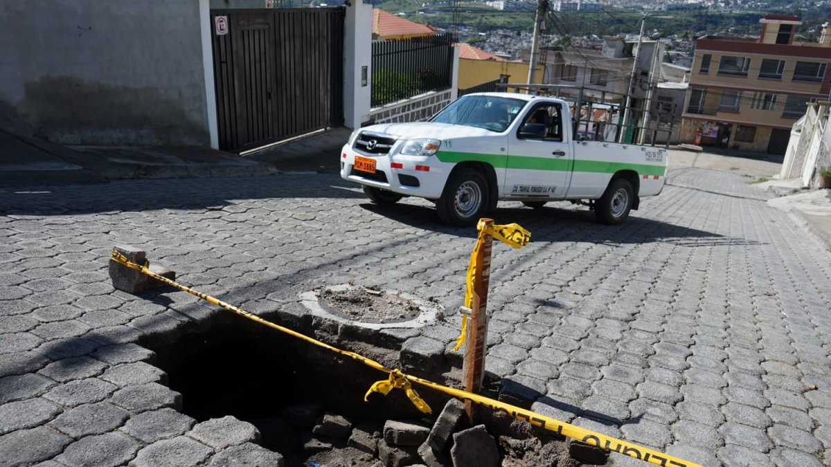 En Pomasqui al noroccidente de Quito, en el barrio Santa Teresita, dos calles presentan socavones producto de fugas de agua