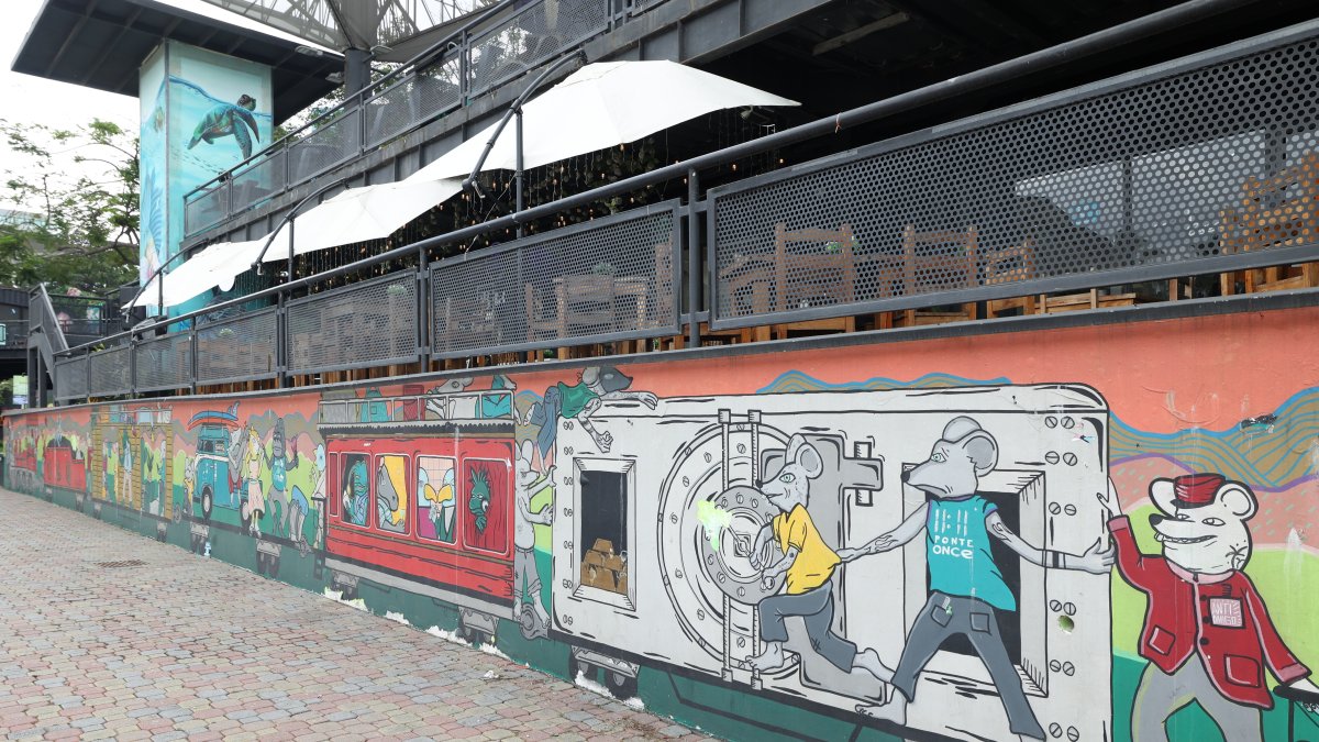 Área de restobares y un mural de la Plaza Guayarte, en el centro-norte de Guayaquil.