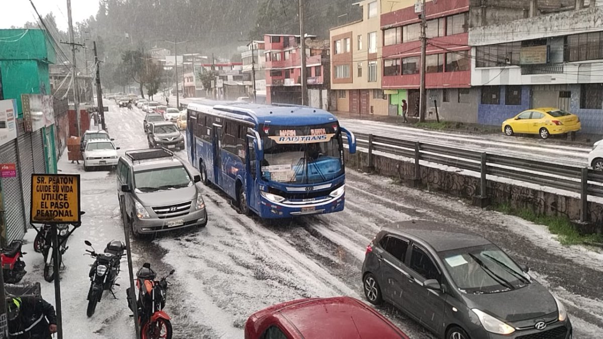 Algunos conductores de motos y transeúntes tuvieron que buscar refugio.