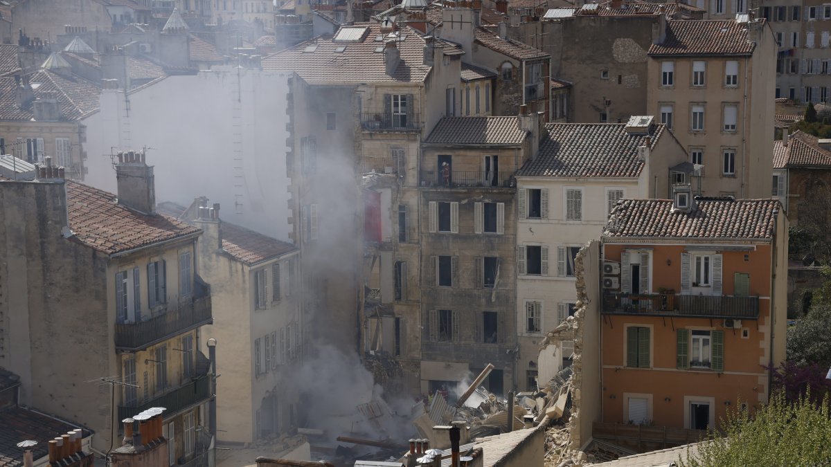 Caso. El derrumbe, que se produjo en torno a las 00.40 horas, afectó también a los edificios colindantes. 