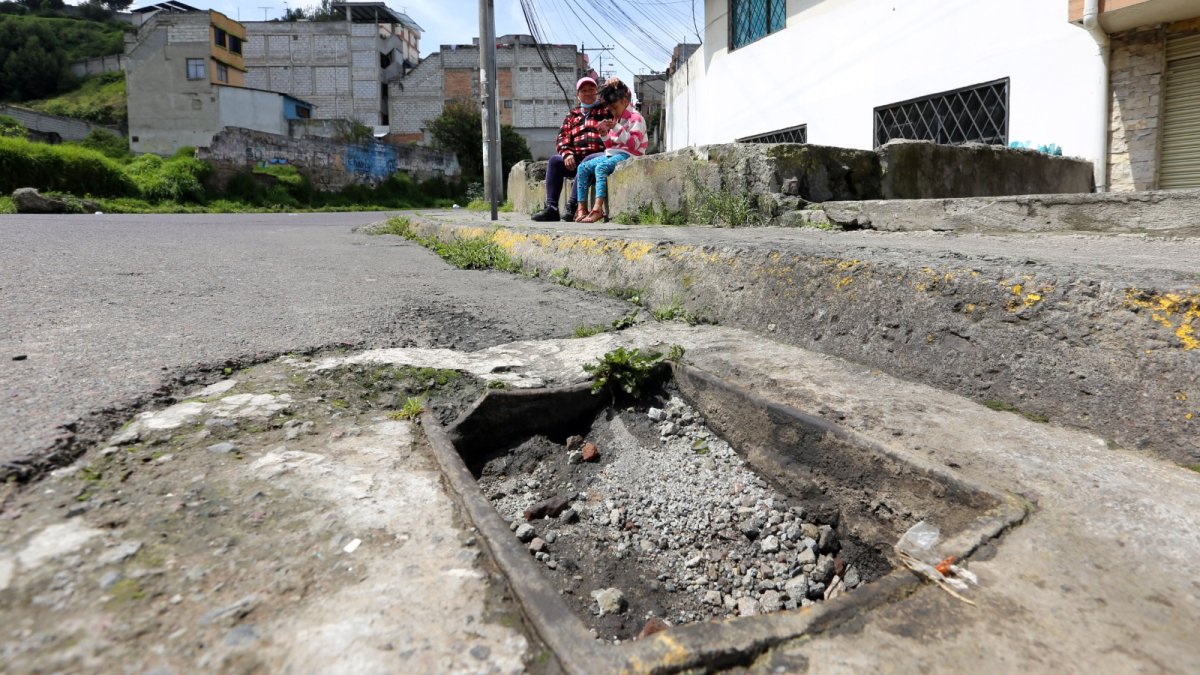 Material. La ausencia de rejillas provoca la acumulación de material.