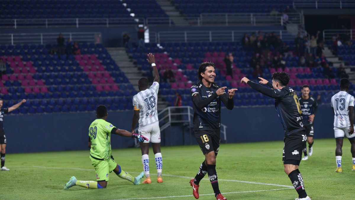 El boliviano Marcelo Moreno Martins (i) marcó su primer gol con los rayados.