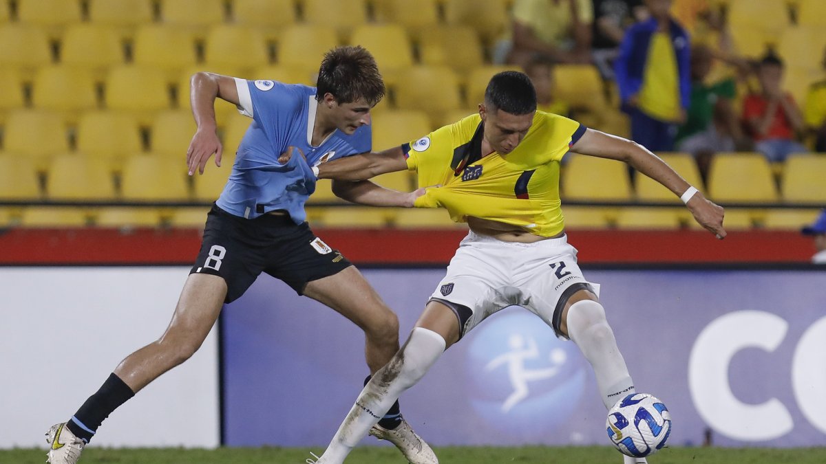 Jair Collahuazo (d) se ha consolidado como titular en la zaga de la Tricolor.