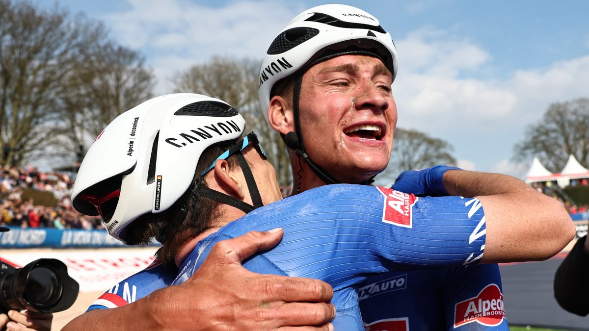 Van der Poel (d) abraza a su compañero Jasper Philipsen tras victoria.