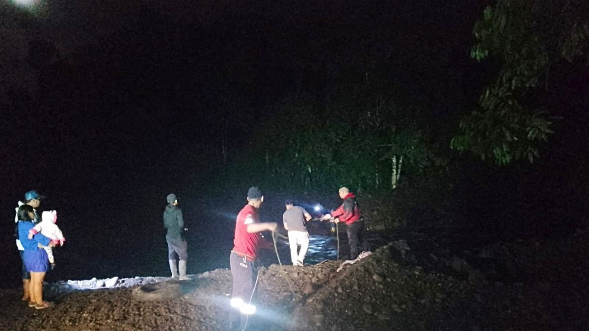 Tareas. Hubo el rescate de personas atrapadas por la corriente de un río.