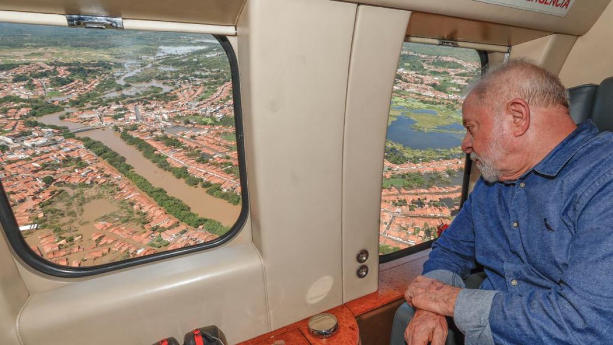Figura.  Fotografía cedida por la Presidencia de Brasil que muestra al presidente Luiz Inácio Lula da Silva mientras realiza un sobrevuelo este domingo, sobre Trizidela do Vale (Brasil).