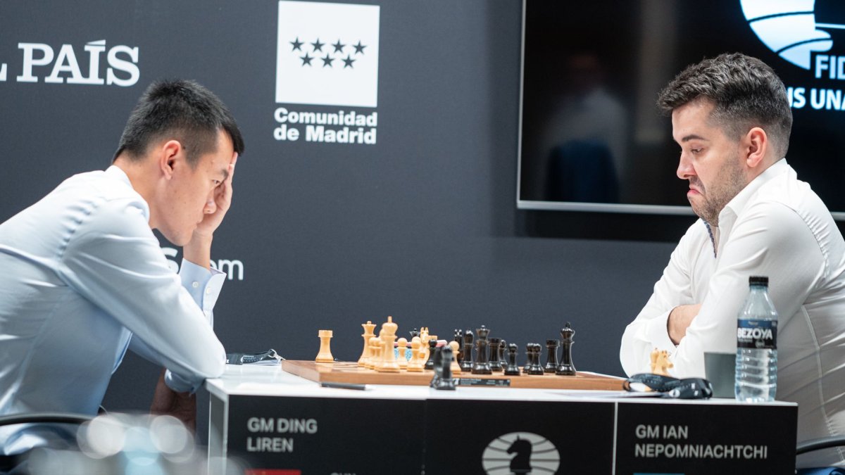 Nepomniachtchi (d) y Ding (i) fueron ya se toparon en el Mundial de 2022.
