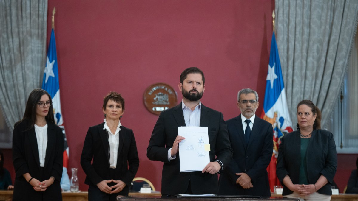 Acción. Boric promulga polémica ley de seguridad que da más facultades a policía.