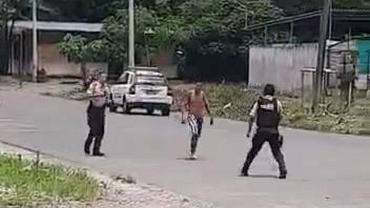 Tres uniformados intentaron detener al hombre, pero solo fue sometido tras un disparo en una pierna.