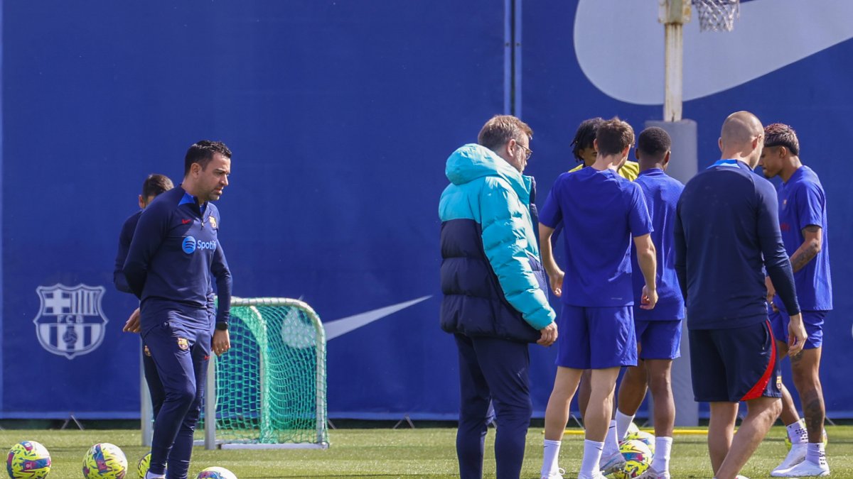 El técnico del FC Barcelona, Xavi Hernández (i), durante el entrenamiento del domingo 9 de abril para preparar el partido de liga que disputará ante el Girona.