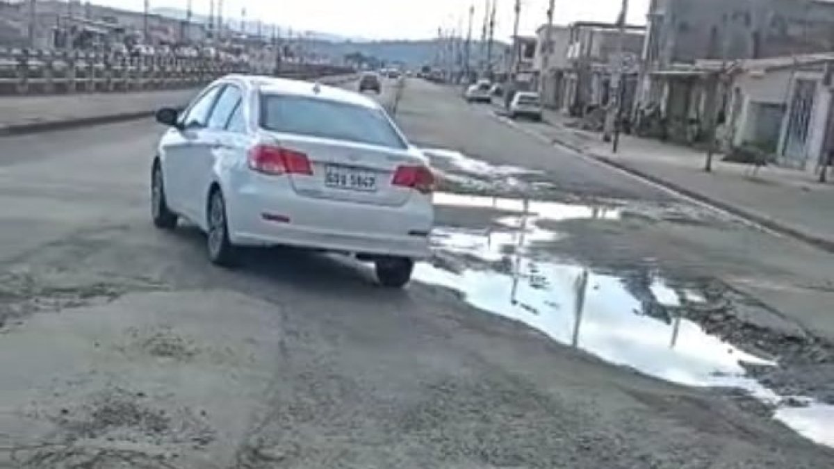 Daños. Los baches más grandes están a la entrada de la vía principal.