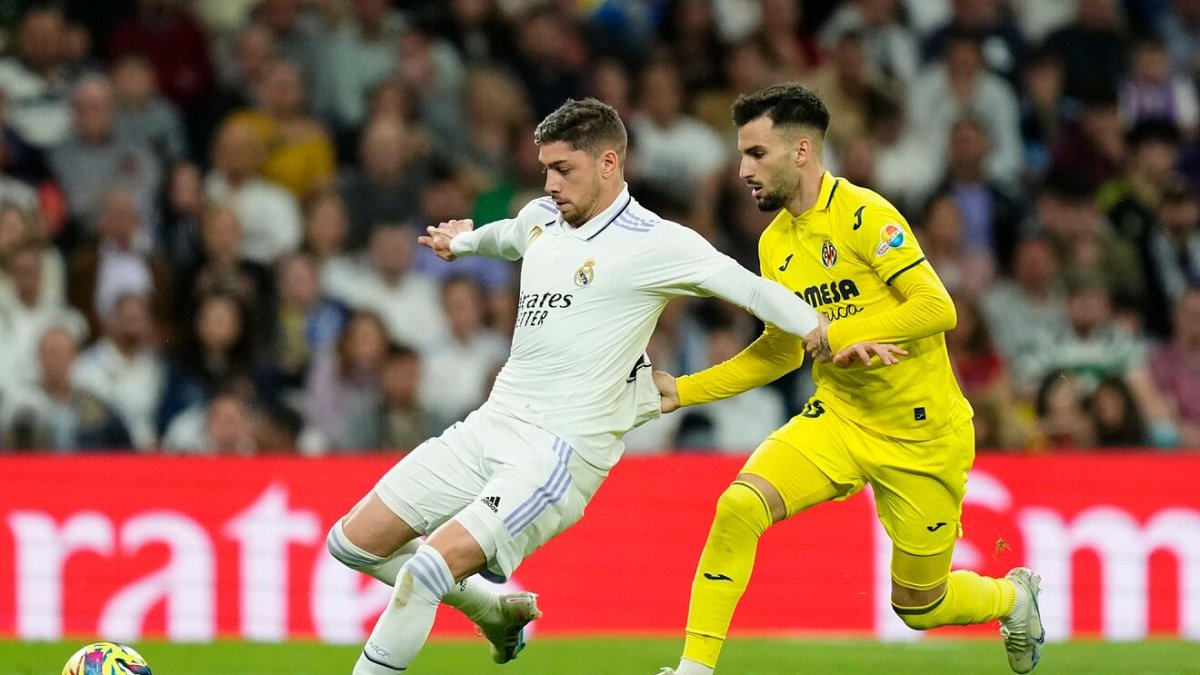Álex Baena (d) habría recibido un puñetazo de Federico Valverde (i) tras la el choque entre Real Madrid y Villarreal del pasado sábado 8 de abril.