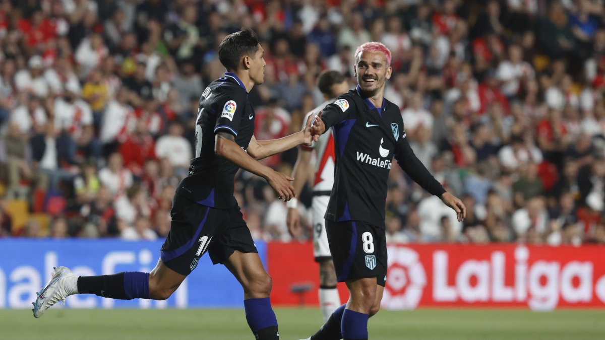 El argentino Nahuel Molina (i), lateral del Atlético de Madrid, marcó su primer gol vistiendo la camisa de los colchoneros.