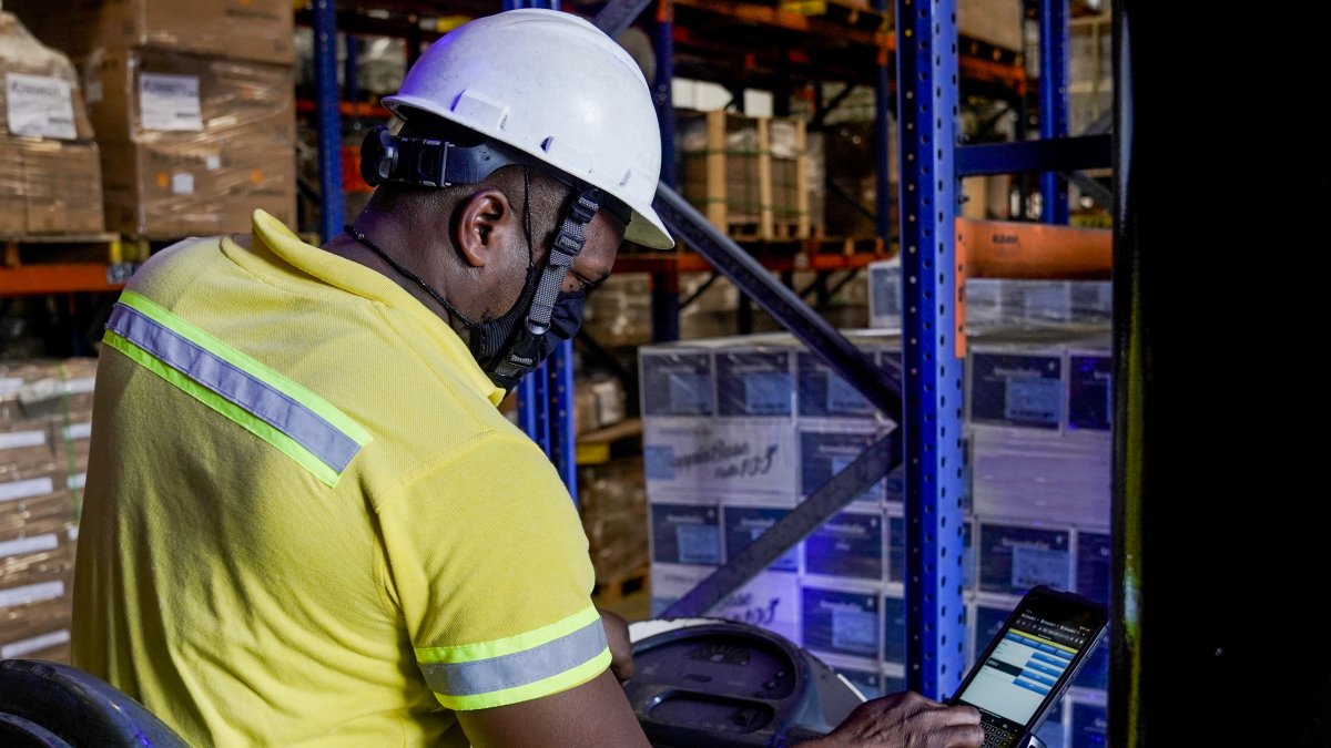 Labor. Una persona hace su trabajo en el Puerto de Guayaquil, donde se mueve el mayor comercio internacional.