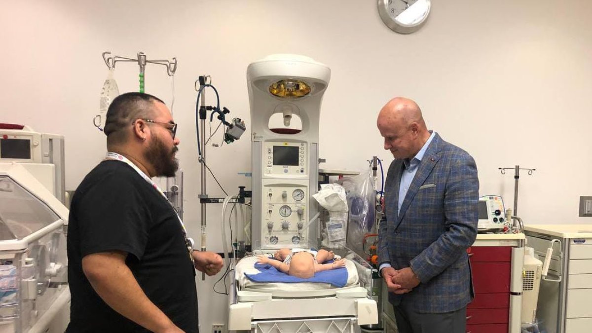 Visita. El vicepresidente Alfredo Borrero observa equipos.