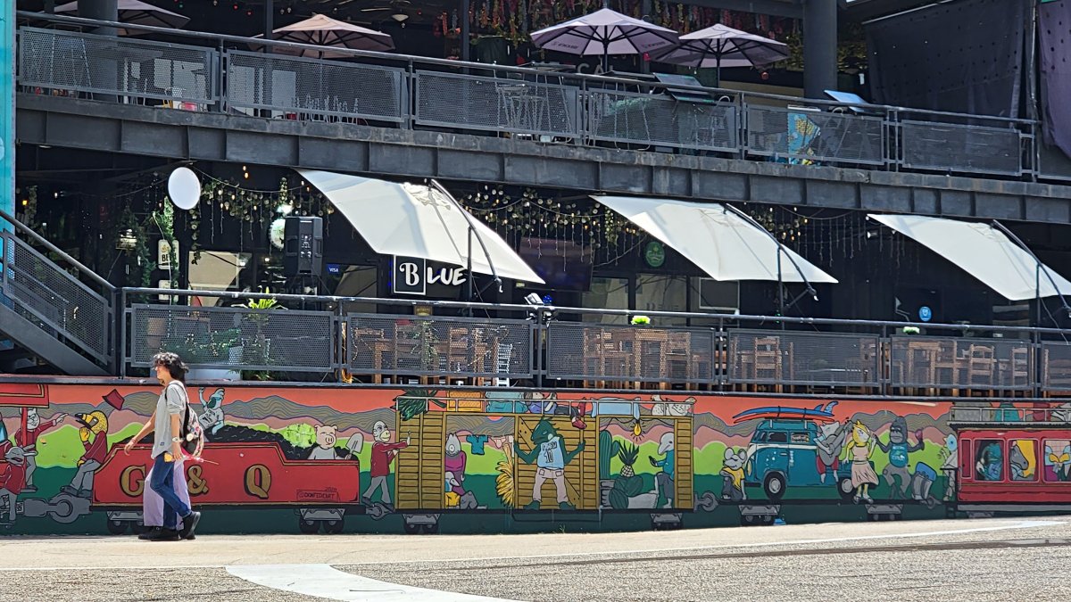 Por la mañana y media tarde es bajo el movimiento de visitantes en la Plaza Guayarte. Guardias restringen el paso a la planta alta hasta las 12:00.