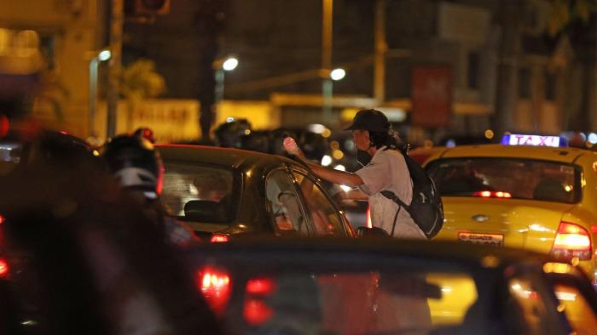 En Guayaquil piden que los limpiaparabrisas tengan chalecos para identificarlos y que haya orden.