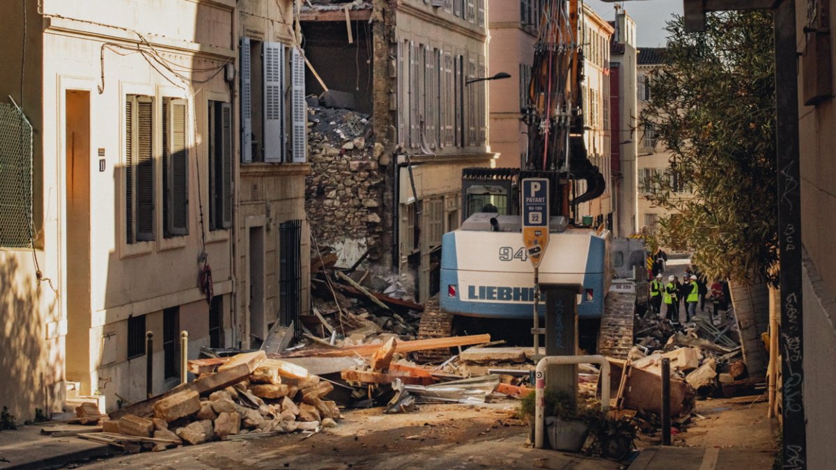 El sitio de una explosión que provocó el derrumbe de al menos un edificio en Marsella, Francia, el 09 de abril de 2023