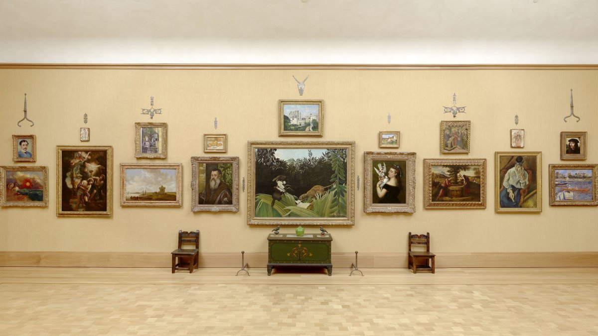 Exhibición. Se observa a una de las salas del museo de Filadelfia con obras de Rousseau, Courbet o Renoir.