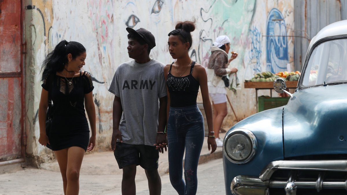 Un grupo de jóvenes al caminar por una calle del centro de La Habana (Cuba).