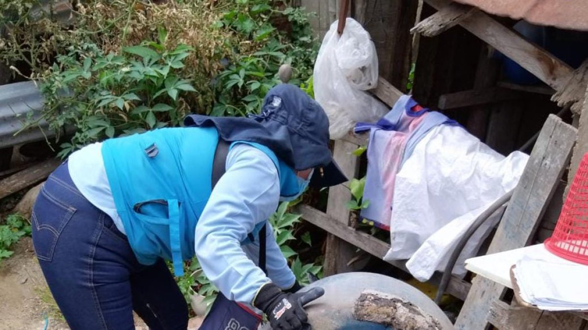 Salud. Pide a la ciudadanía que limpie los recipientes de agua.