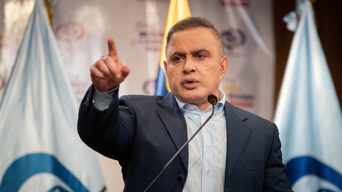 Fotografía de archivo, tomada el pasado 25 de marzo, en la que se registró al fiscal general de Venezuela, Tareck William Saab, durante una rueda de prensa, en Caracas (Venezuela).