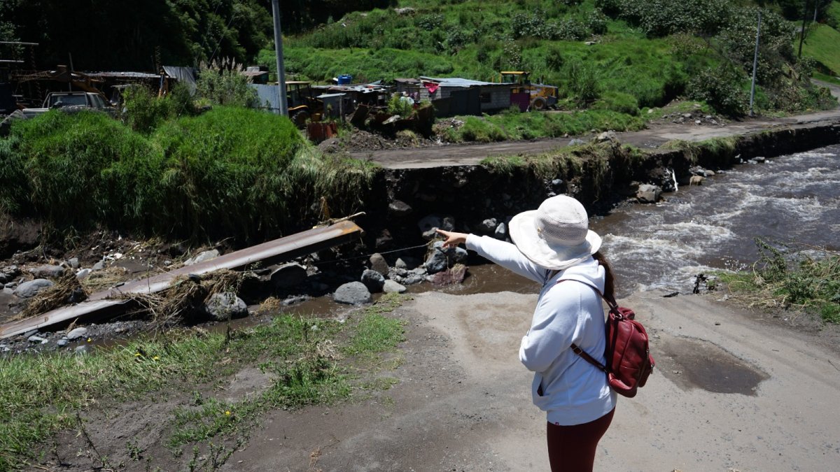 Fuerza. El puente que comunicaba a Santa Teresa fue arrastrado.