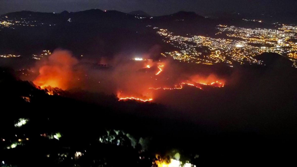 Fotografía aérea cedida el pasado 8 de abril por la Comisión Permanente de Contingencias de Honduras (COPECO), que muestra un gran incendio forestal en los cerros cercanos a Tegucigalpa (Honduras).
