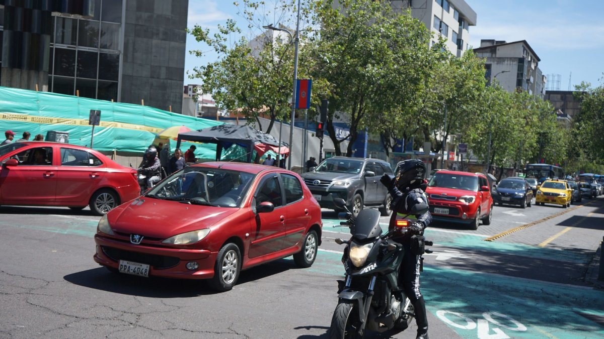 Control. Los agentes metropolitanos de Tránsito son los encargados de velar por el cumplimiento del pico y placa