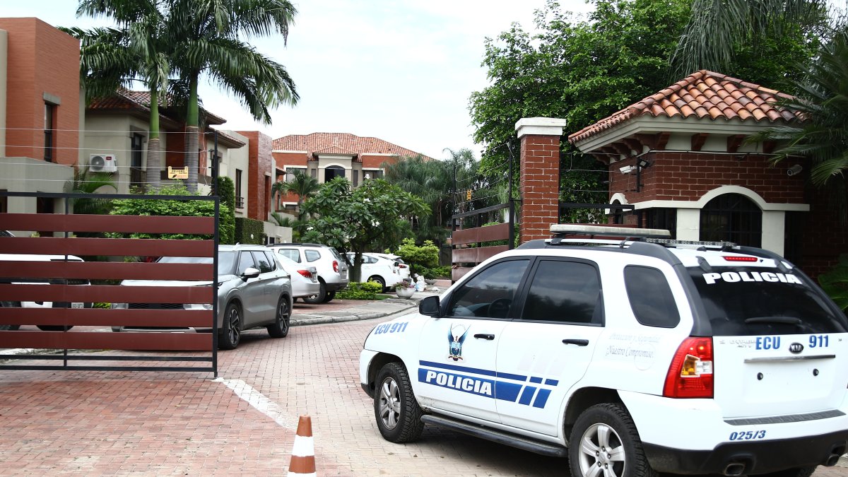 Reuniones. La Policía Nacional se reunió por varias horas con los residentes de la urbanización Entre Olivos para tener más detalles del robo perpetrado la noche del domingo.