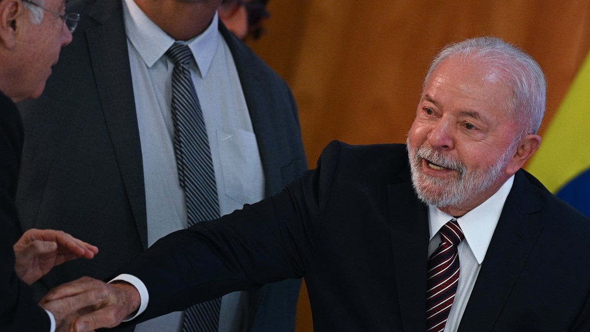 El presidente brasileño, Luiz Inácio Lula da Silva, participa en una reunión ministerial hoy 10 de abeil, en el Palacio de Planalto en Brasilia (Brasil).  