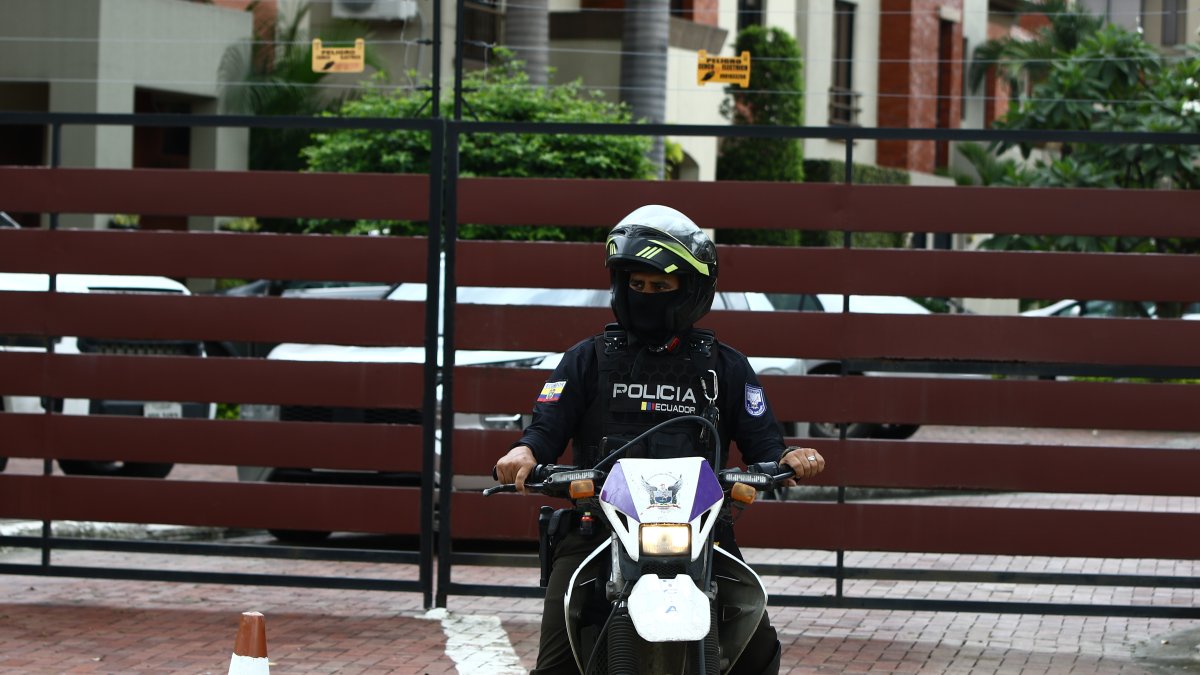 Operativos. Los uniformados realizaron operativos en los alrededores de la ciudadela privada la tarde de ayer. Luego de más de 15 horas del incidente.
