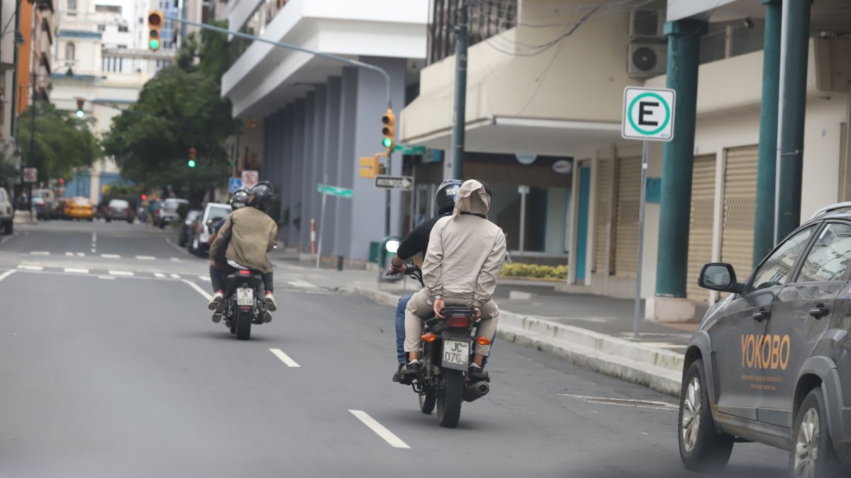 Dos personas en moto y sin casco siguen circulando por calles y avenidas de Guayaquil.