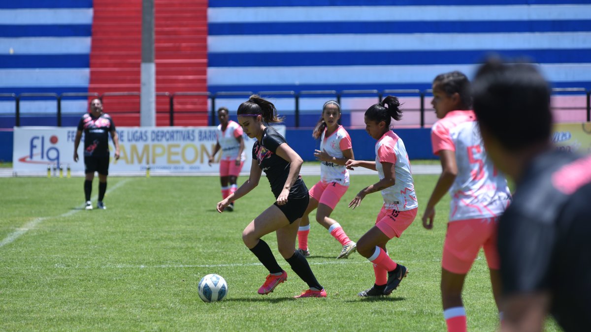 Fernanda Vásconez (i), presidenta de Ñañas, formó parte del equipo de exfutbolistas que puso a prueba a las campeonas de la Superliga.