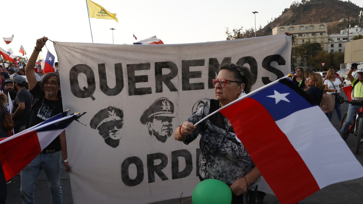 Varias personas se manifiestan el 6 de abril de 2023 en apoyo a Carabineros, en Plaza Italia en Santiago (Chile)