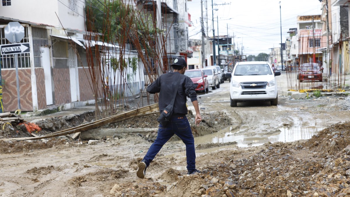 Rutina. Moradores tienen que caminar esquivando las piedras y elementos de construcción, pero lamentan que ahora ya no hay polvo sino lodo producto de las últimas lluvias caídas en la ciudad. 