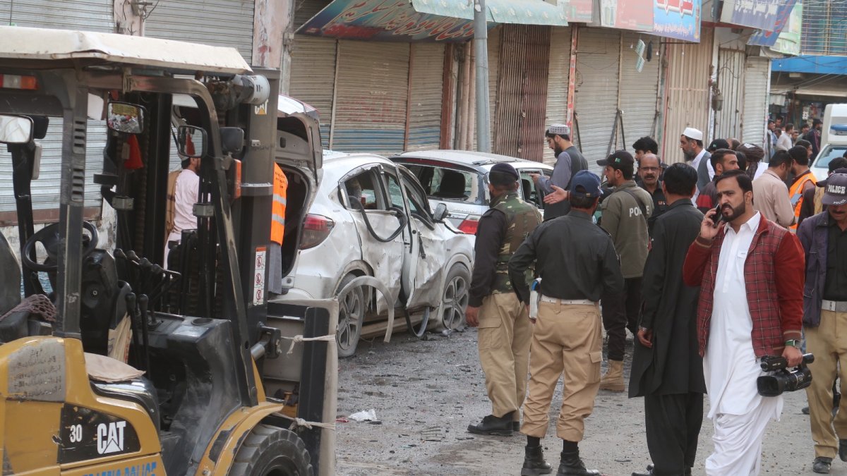 Oficiales de seguridad pakistaníes inspeccionan la escena de una explosión en Quetta, la capital provincial de Baluchistán, Pakistán, el 10 de abril de 2023.