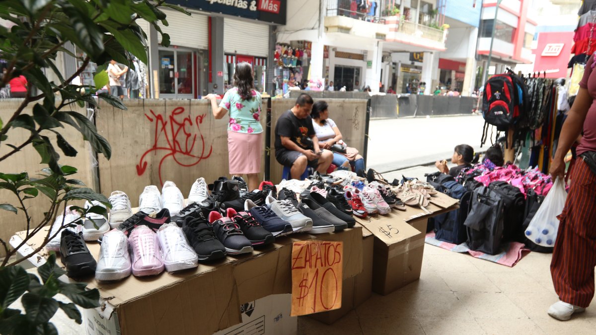 Comercio. En los puestos informales del centro de Guayaquil se venden productos importados a bajo precio.