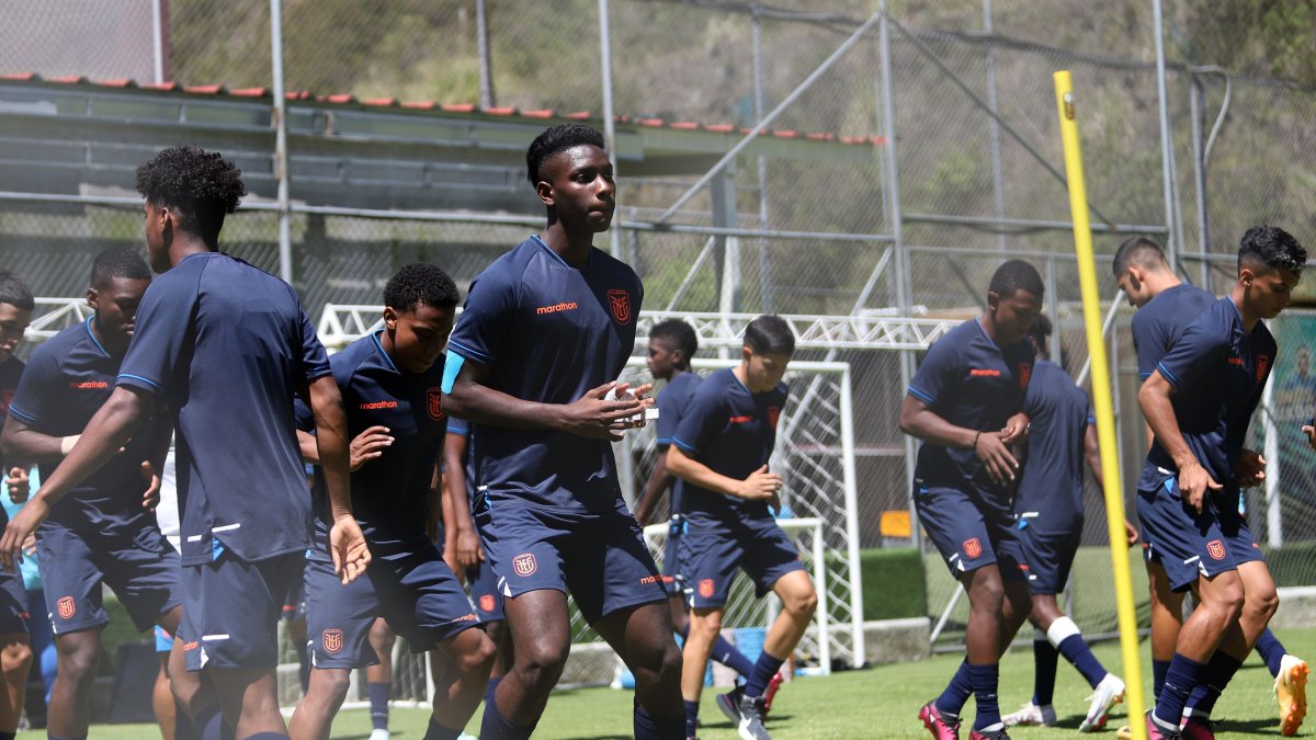 Allen Obando (c) comandará el ataque de la Tricolor en el partido ante Paraguay, en el estadio Atahualpa.