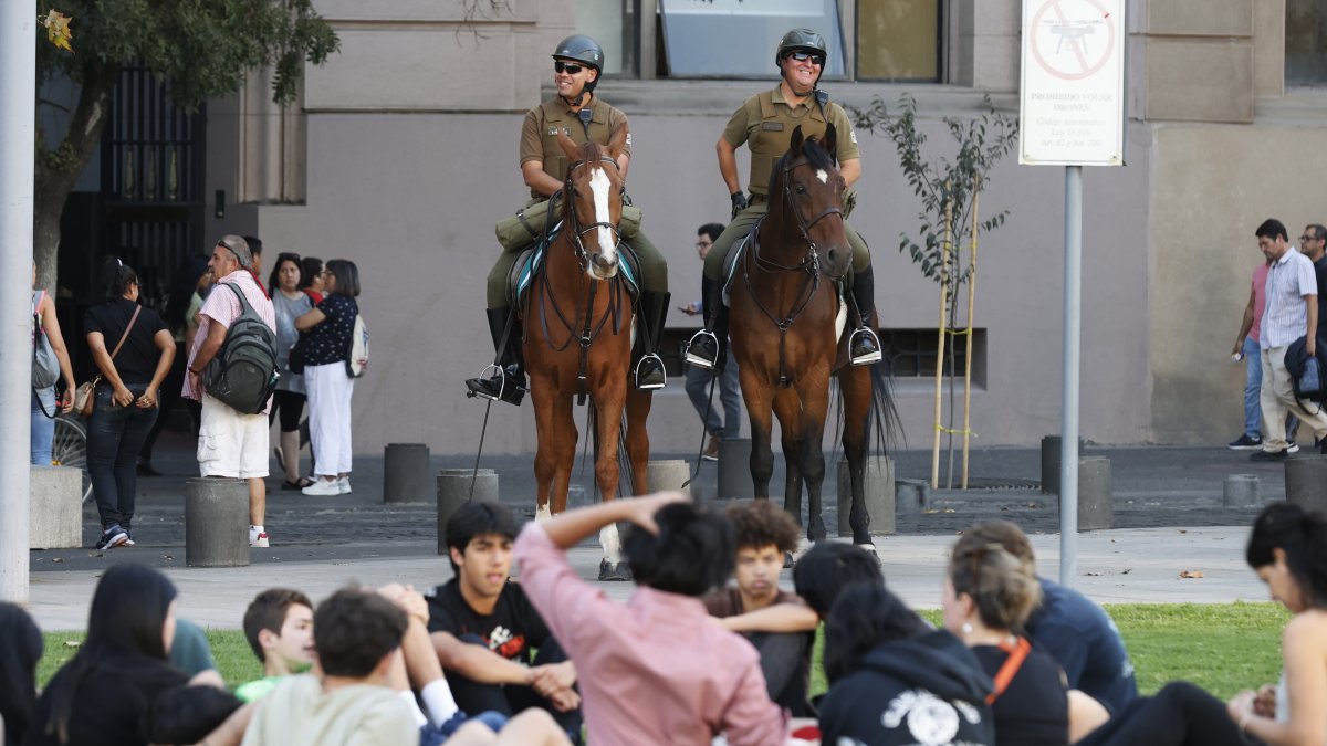Carabineros montados patrullan el lunes 10 de abril de 2023, en Santiago (Chile).
